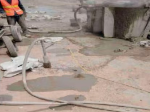 西沙水泥混凝土路面板底注浆技术 路面脱空注浆整治方案